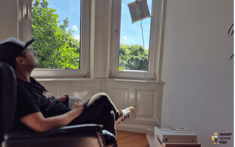 Der Dreame Fensterputzroboter startet die Reinigung an einem großen Fenster.